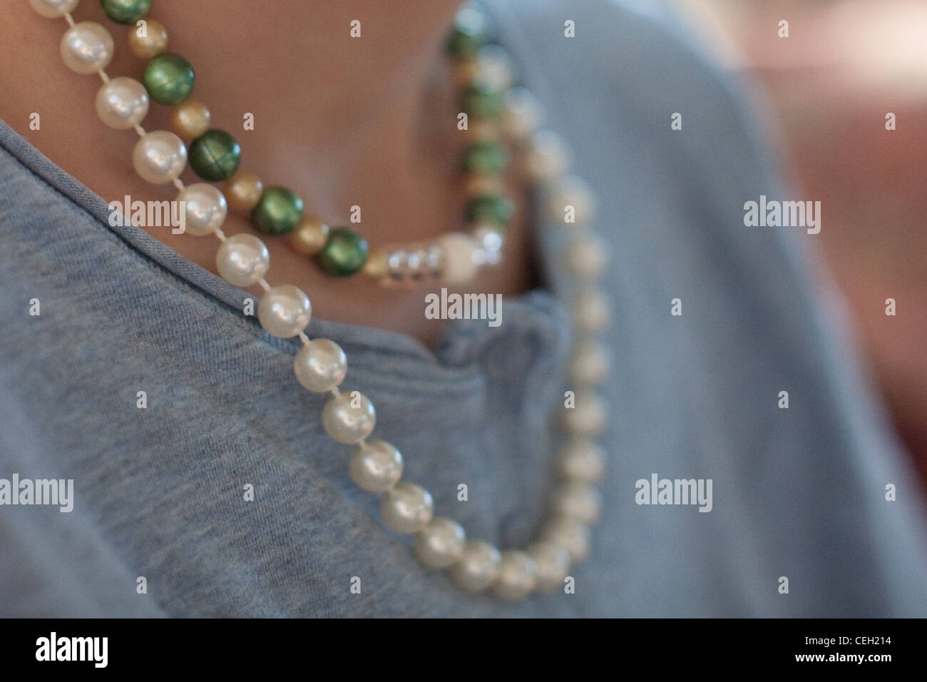 Primo piano di una ragazza che indossa di perle intorno al suo collo. Foto Stock
