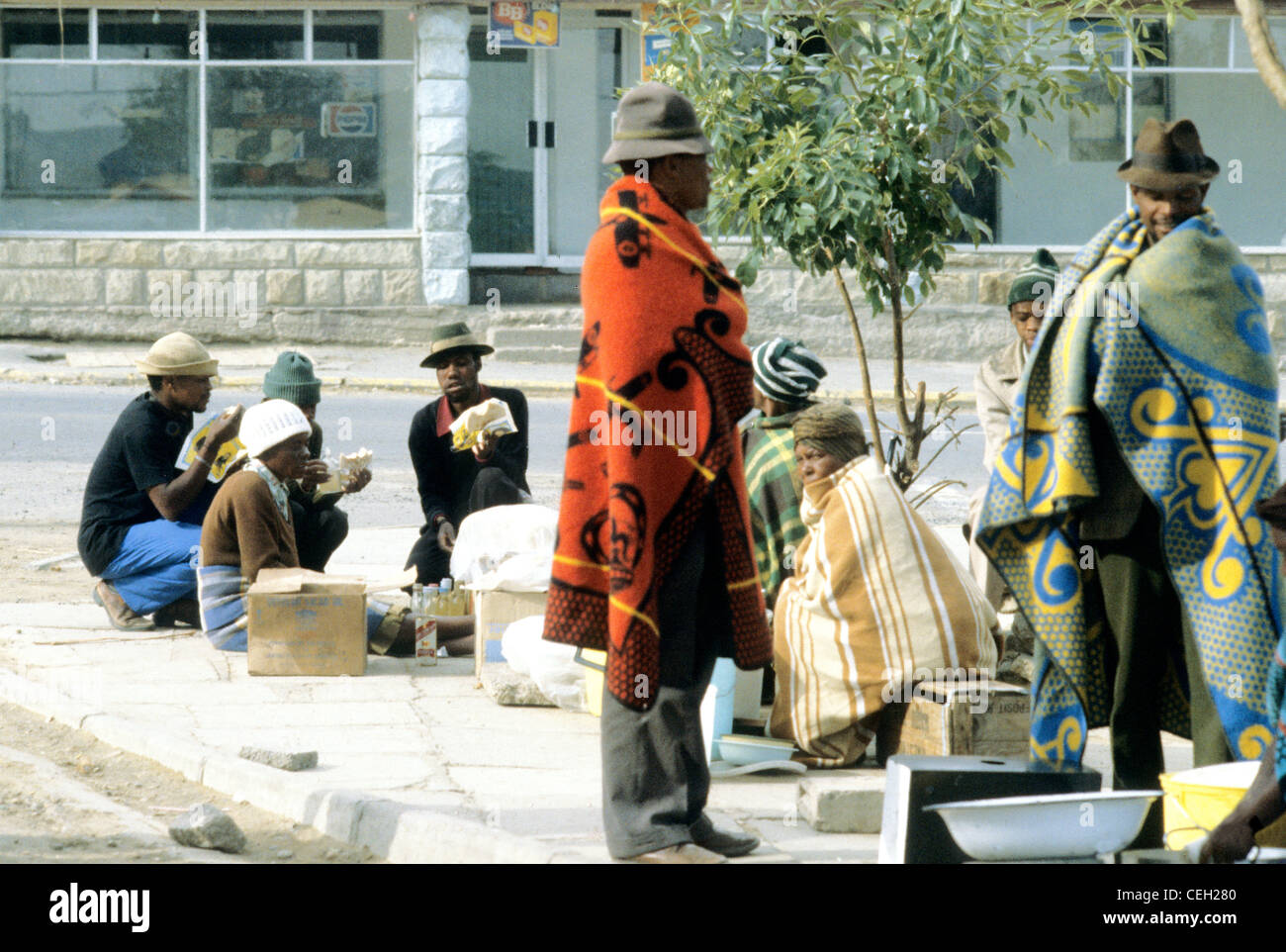 Maseru, Lesotho . Il Sud Africa . Un gruppo di operai attendono il trasporto al luogo di lavoro Foto Stock