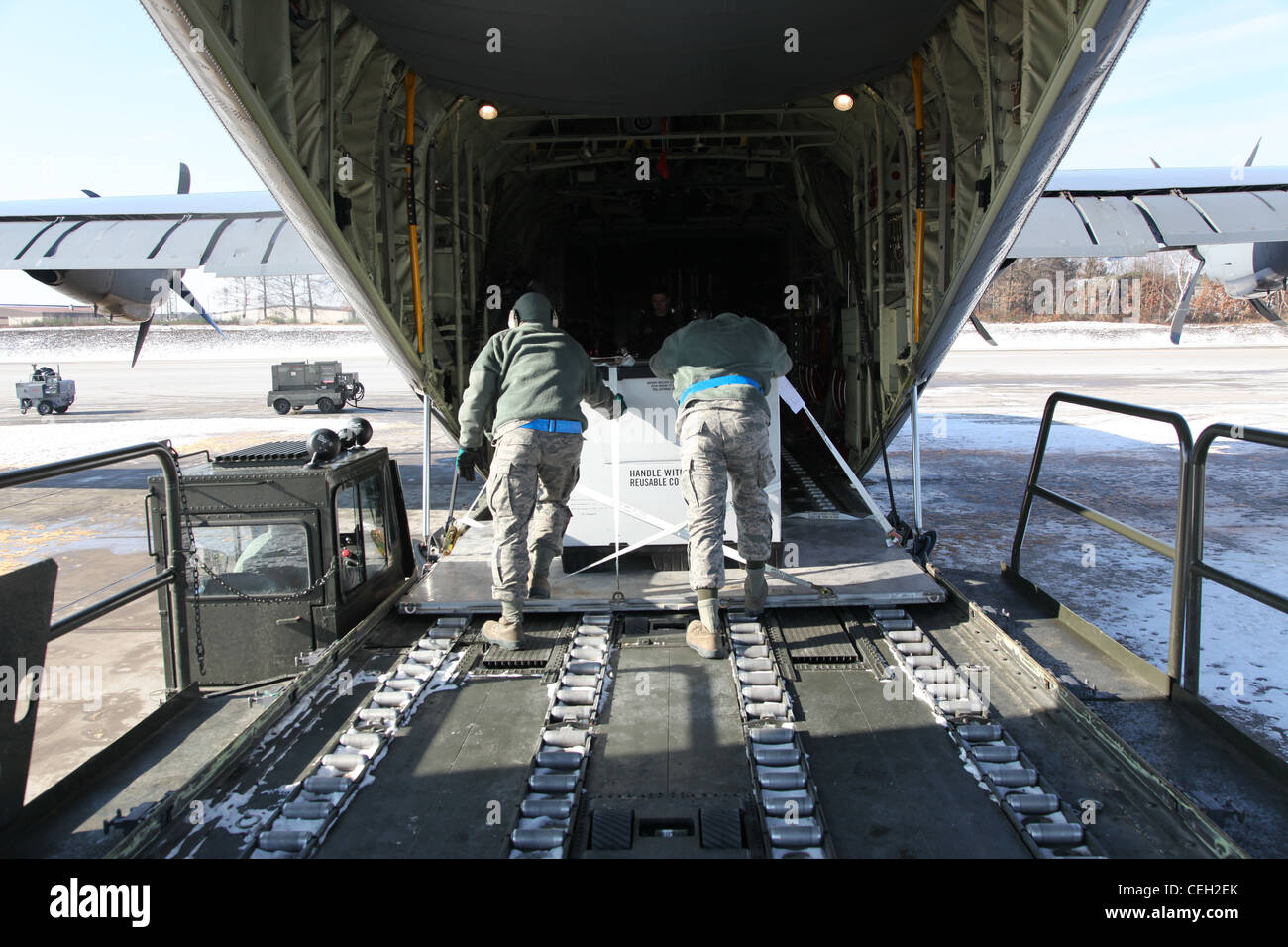 Gli aeristi dell'87esimo Squadron Airlift su Ramstein AFB, Ramstein, Germania caricano le forniture su un C-130 Ercole il 12 febbraio 2012. La consegna fa parte di uno scambio militare-militare tra la Bosnia-Erzegovina e le forze statunitensi nel tentativo di aiutare i cittadini con condizioni meteorologiche avverse, neve alta e freddo intenso che hanno colpito il paese nell'ultima settimana. Foto Stock
