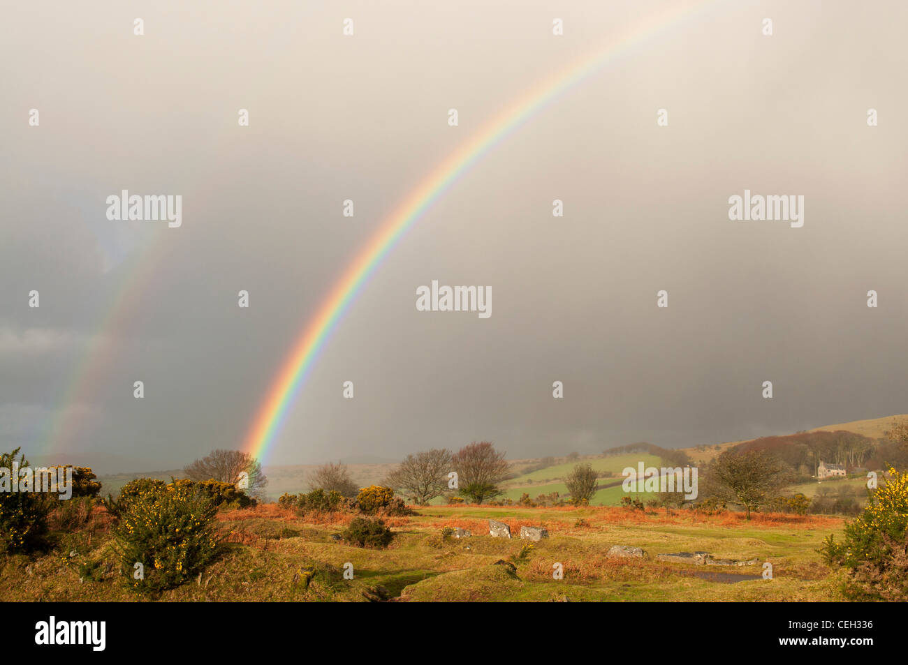 Primario e Secondario di arcobaleni catturati nel corso di Dartmoor Devon UK Foto Stock