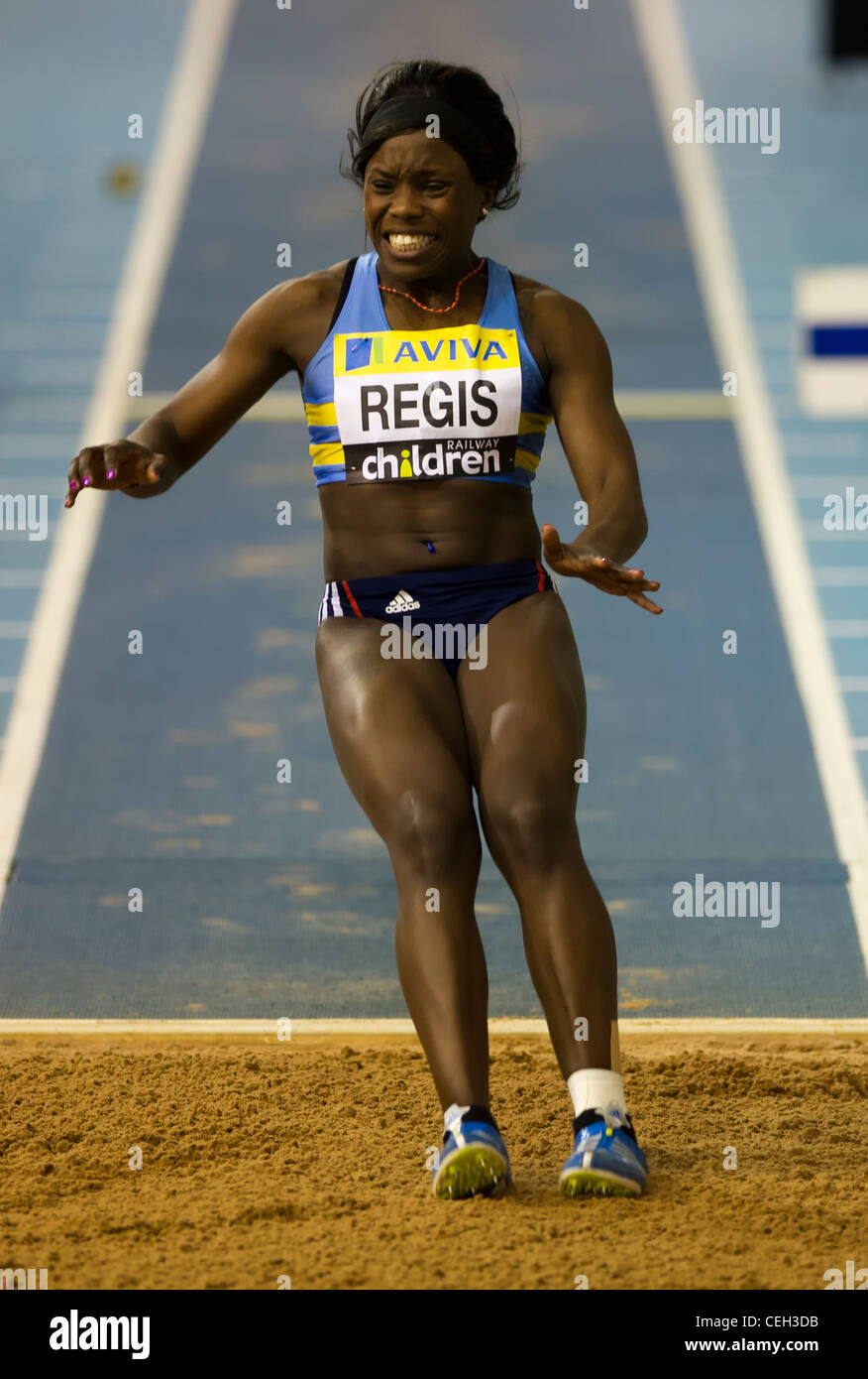 Yasmine Regis a competere in donne salto triplo durante l'Aviva Indoor prove del Regno Unito e dei campionati Foto Stock