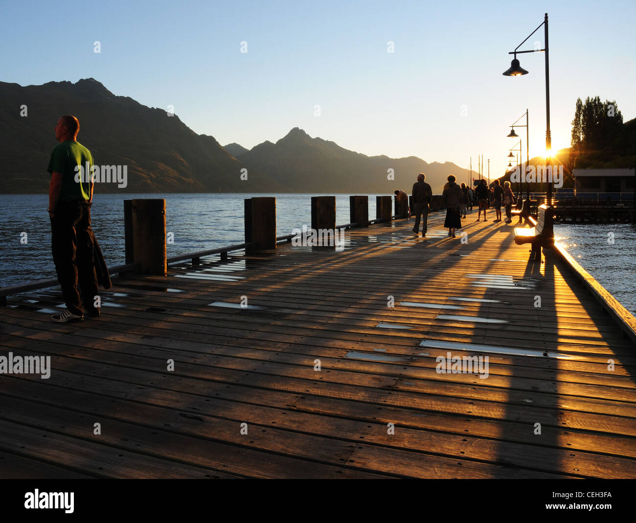 La gente sul molo di Queenstown al tramonto, Queenstown Nuova Zelanda Foto Stock