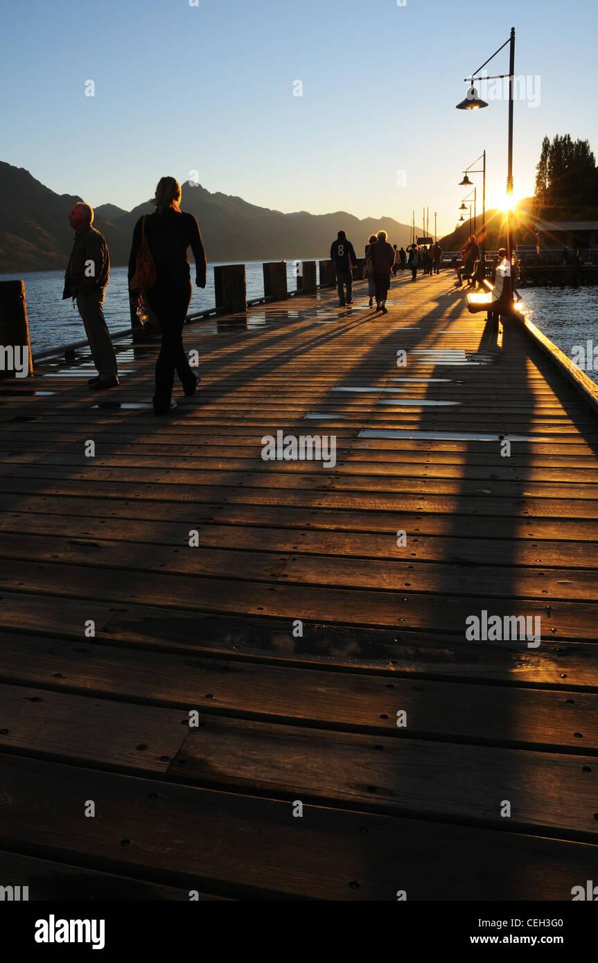 La gente sul molo di Queenstown al tramonto, Queenstown Nuova Zelanda Foto Stock