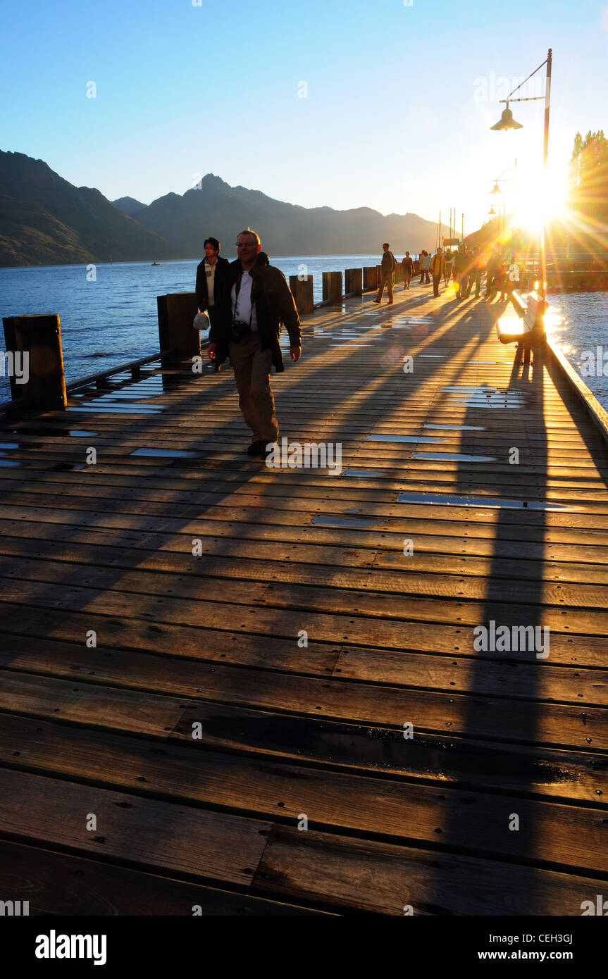 La gente sul molo di Queenstown al tramonto, Queenstown Nuova Zelanda Foto Stock
