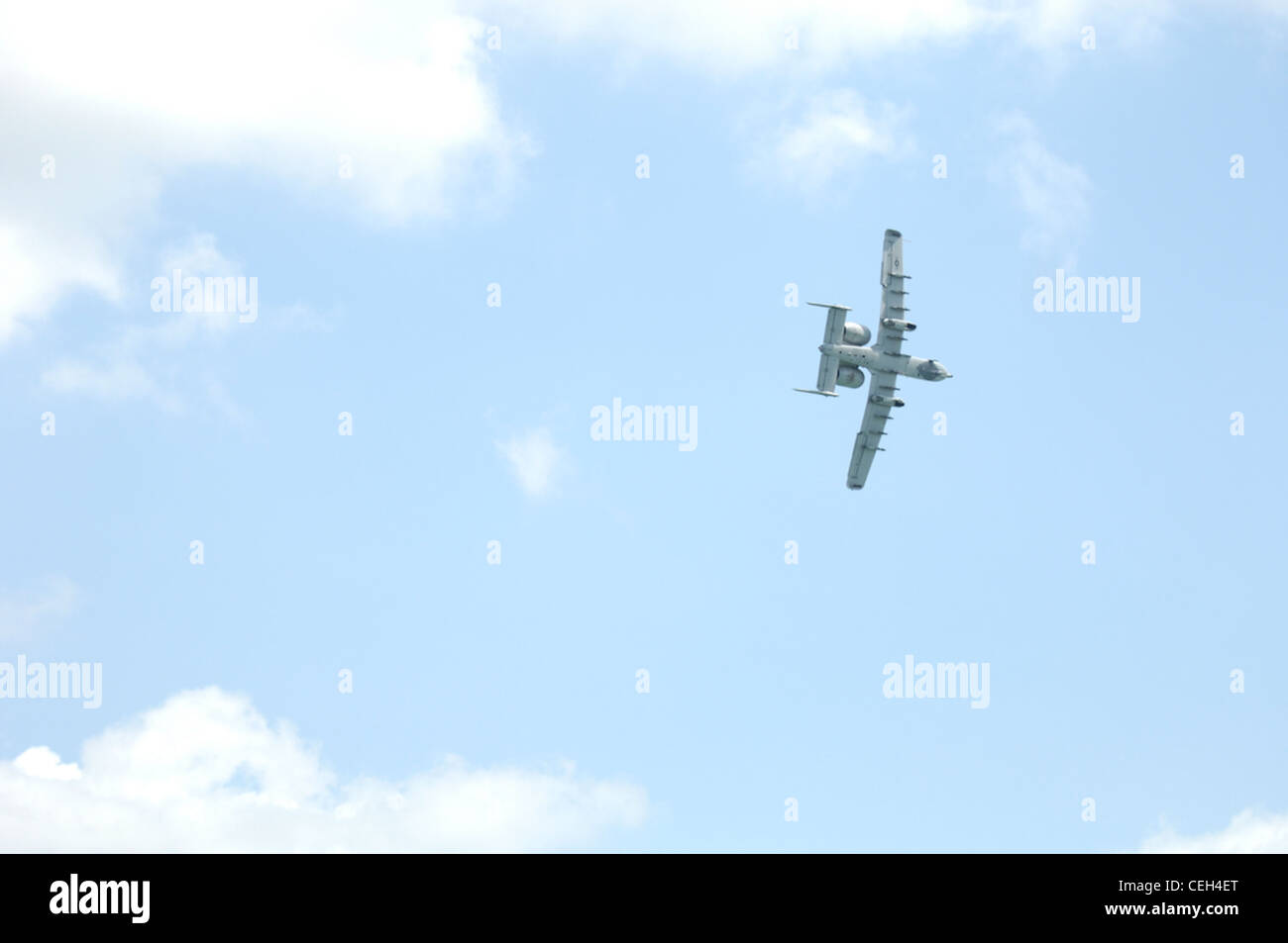 Changi Coast, Singapore - un bullone a-10 di Osan AB, Repubblica di Corea, dimostra le sue capacità al Singapore Airshow del 2010 tenutosi all'Aeroporto di Changi il 3 febbraio. Il Trade and Airshow avviene ogni due anni e ha partecipanti da tutto il mondo. Foto Stock