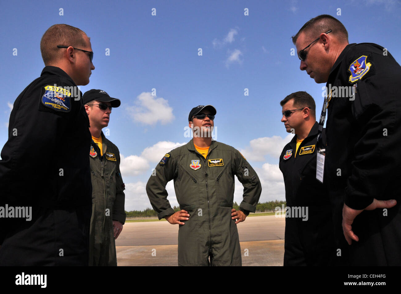 Changi Coast, Singapore - A-10 Thunderbolt Demonstration Team Pilot Capt. Johnnie Green parla con il suo team durante un briefing prima del volo prima di uno spettacolo al Singapore Airshow del 2010 il 4 febbraio. Il team dimostrativo A-10 viaggiava da Moody AFB, GA., mentre gli aerei utilizzati provengono da Osan AB, Repubblica di Corea. Il Trade and Airshow è attivo dal 2-7 febbraio, con i primi quattro giorni di attività di vendita e gli ultimi due giorni di attività focalizzati su esposizioni e performance per il pubblico. Foto Stock