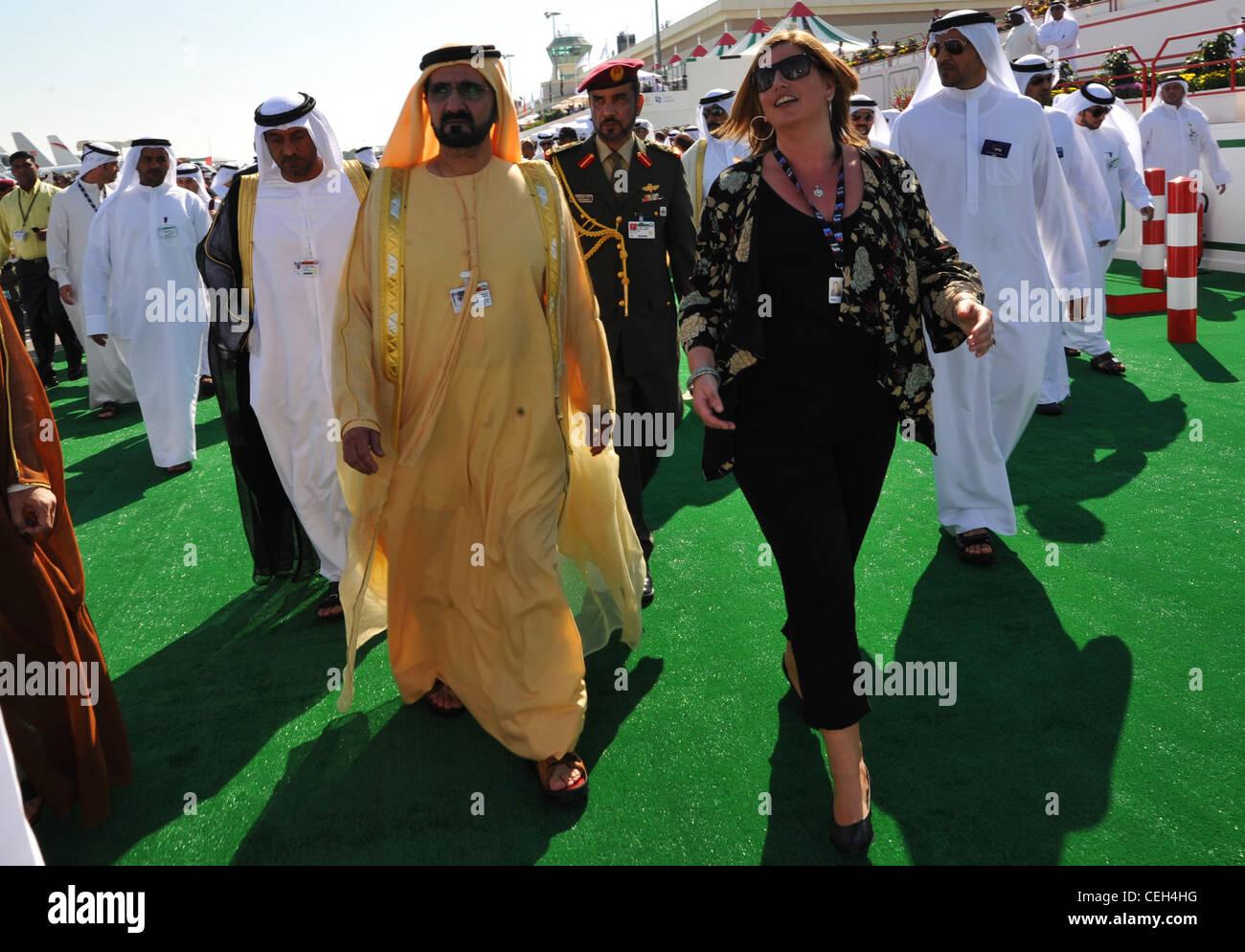 Vice Presidente e primo Ministro degli Emirati Arabi Uniti e Ruler di Dubai sua altezza Shaikh Mohammad Bin Rashid al Maktoum tours il parco degli aeromobili statici durante il Dubai Airshow 13 novembre 2011. L'Air Show ha presentato una varietà di aerei del Dipartimento della Difesa degli Stati Uniti, dei suoi alleati e partner nella regione. La partecipazione degli Stati Uniti dimostra l'impegno comune per la sicurezza e la stabilità regionale. Foto Stock