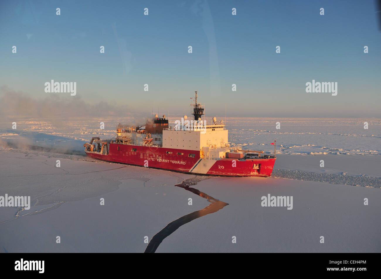 La Cutter Healy della Guardia Costiera rompe il ghiaccio nel Porto di nome 13 gennaio 2012. La Healy ha scortato e rompendo ghiaccio per la petroliera russa Renda dal 3 gennaio 2012, sulla sua strada per nome per consegnare 1.3 milioni di galloni di carburante. Foto Stock