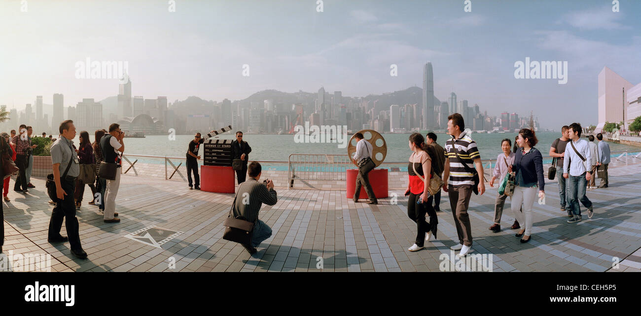 Turisti che si godono il Viale delle Stelle Victoria Harbour Hong Kong Foto Stock