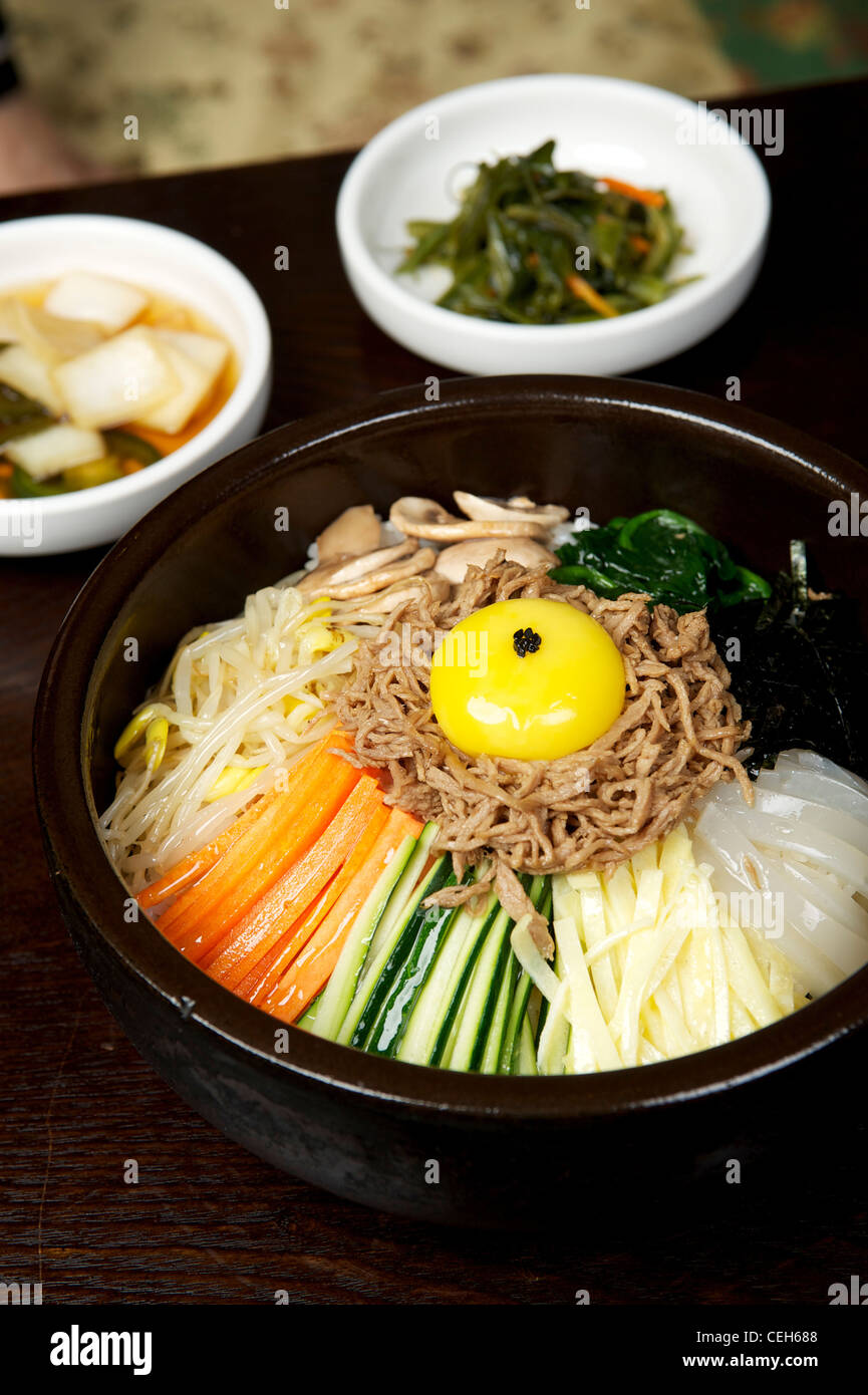 Il coreano tagliatelle con tuorlo d'uovo e i germogli di soia. Foto Stock