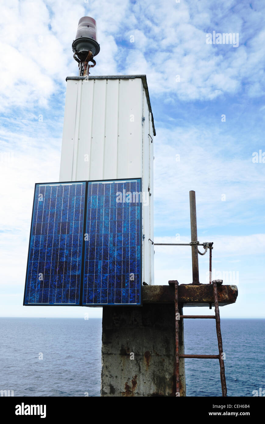Un piccolo faro con la batteria solare. Foto Stock