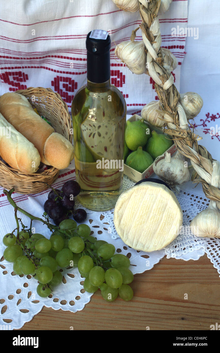 Pane e vino, formaggio, fichi e uva Foto Stock