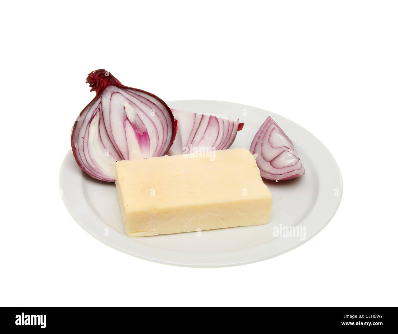 Il formaggio Cheddar e cipolla rossa su una piastra isolata contro bianco Foto Stock