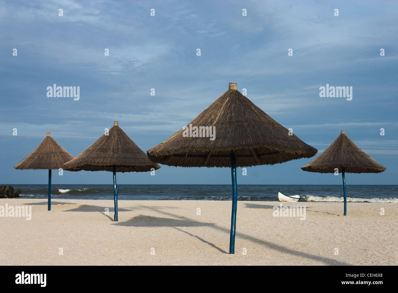 Ombrelloni sulla spiaggia del Mar Nero Foto Stock