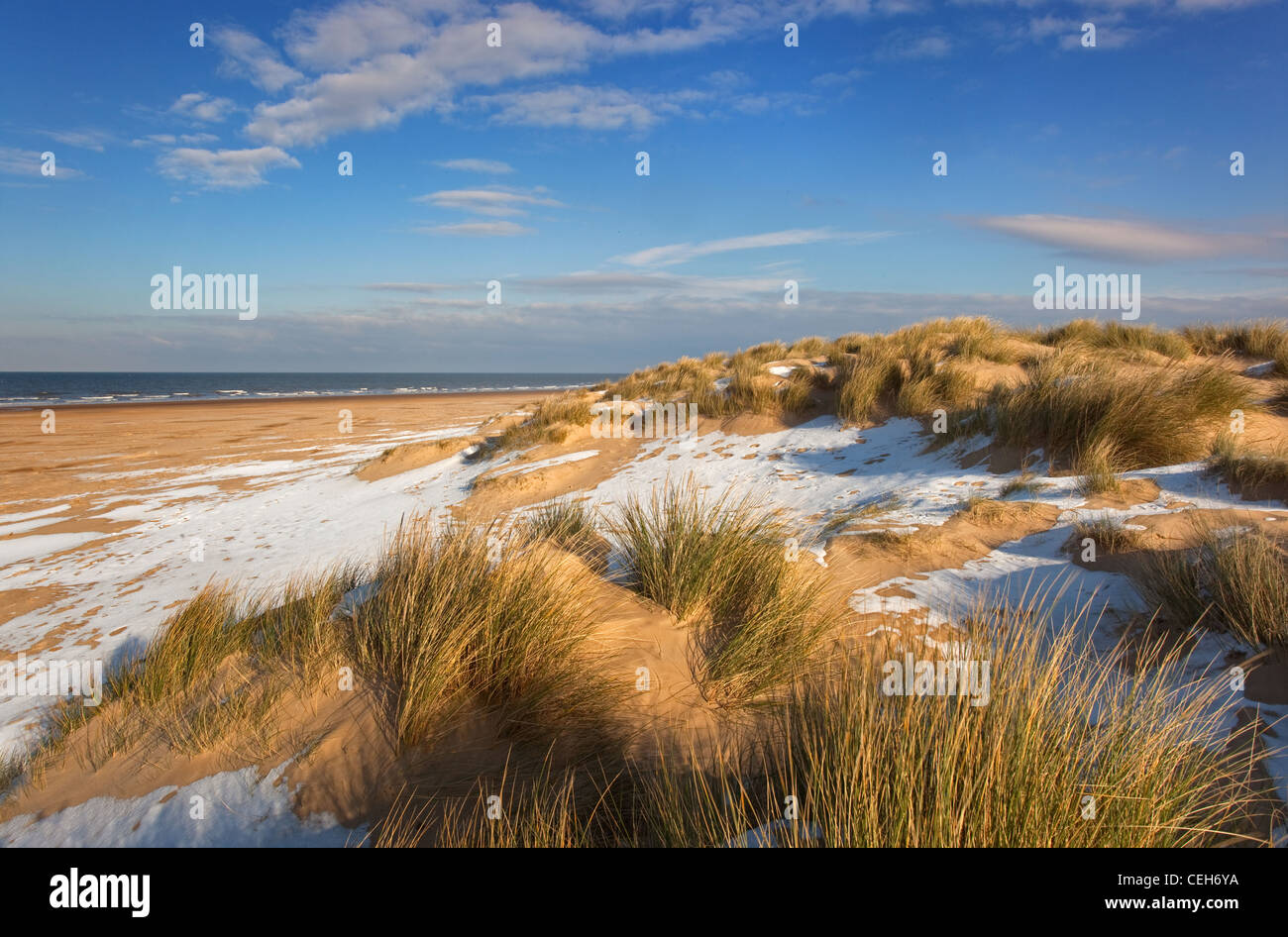 Holkham Beach e luce neve sulle dune Norfolk Foto Stock