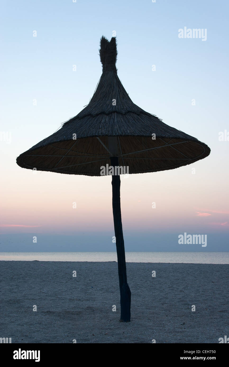 Ombrellone sulla spiaggia del Mar Nero Foto Stock