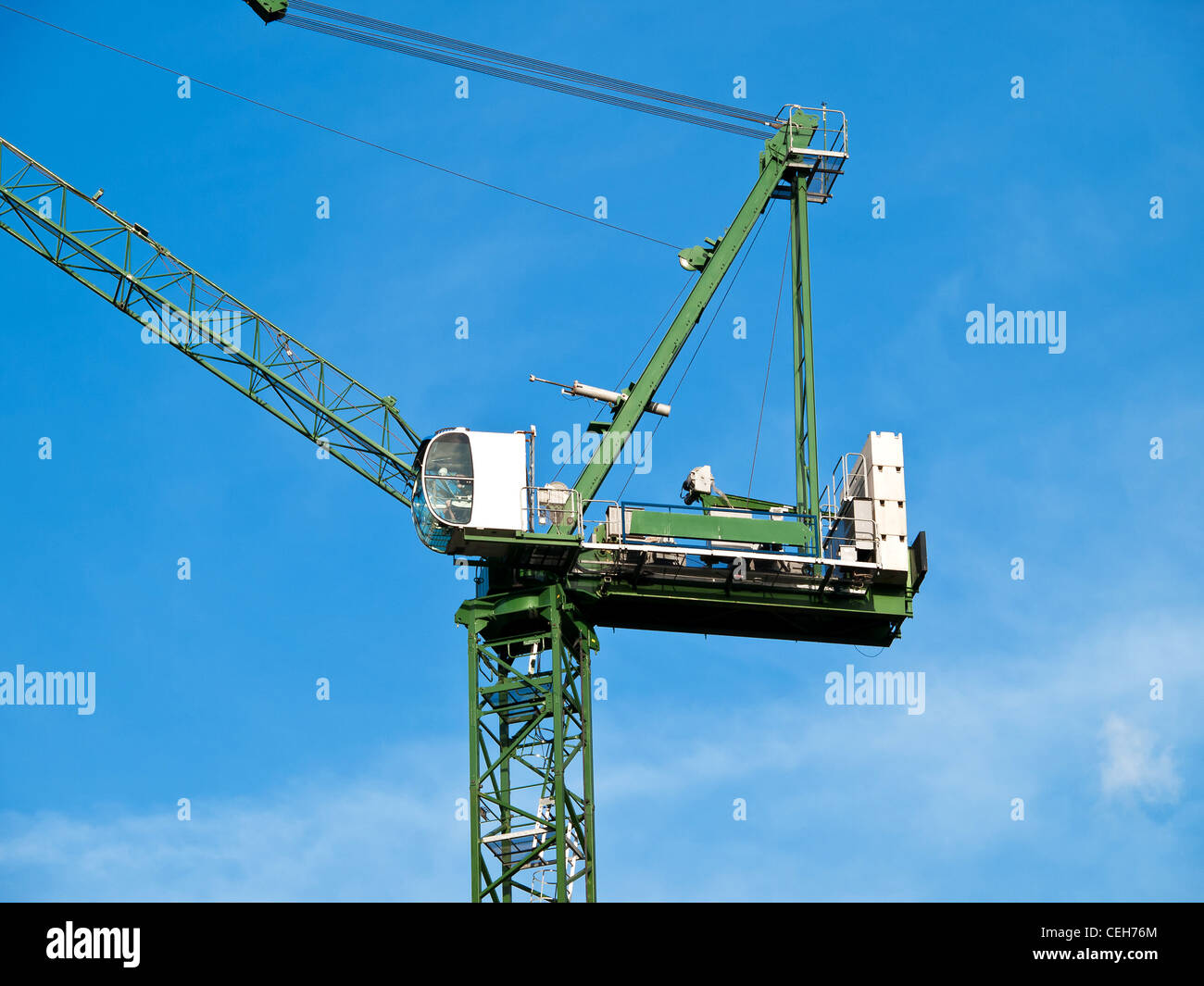 Grande gru e cielo blu Foto Stock