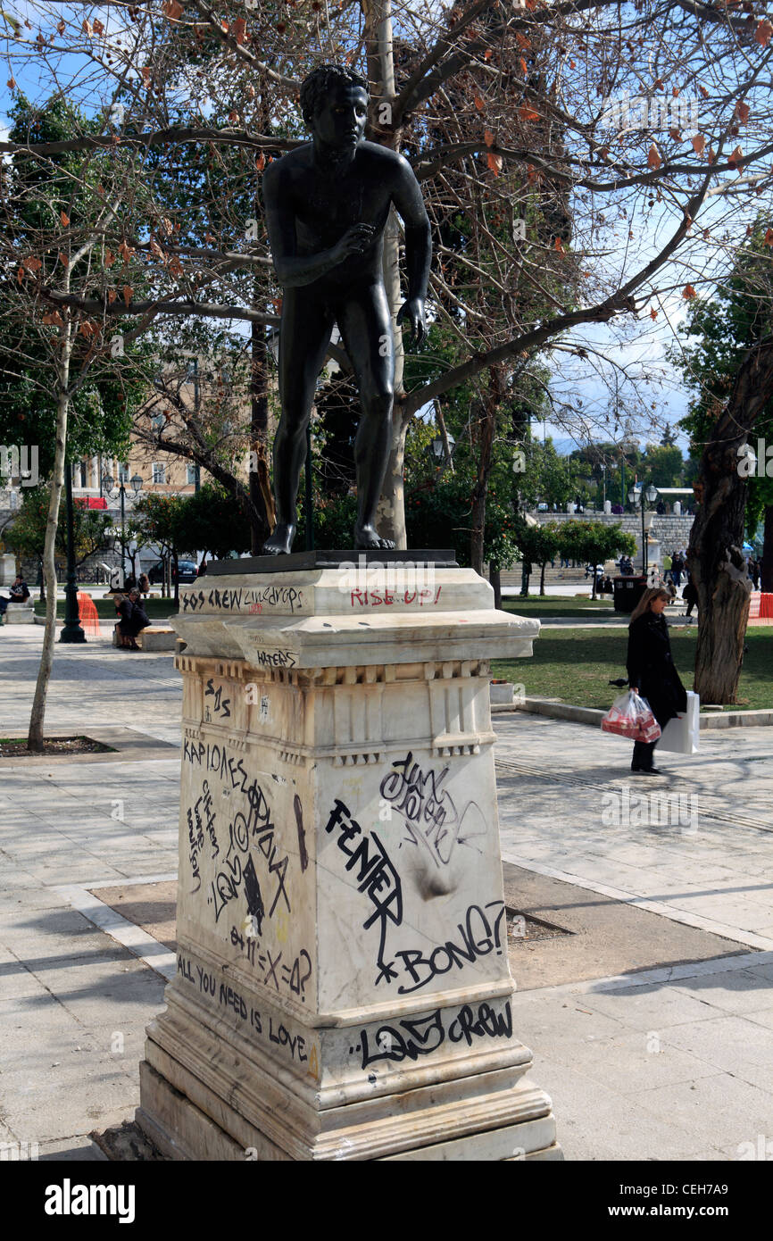 Grecia Atene piazza Syntagma graffiti su una statua Foto Stock