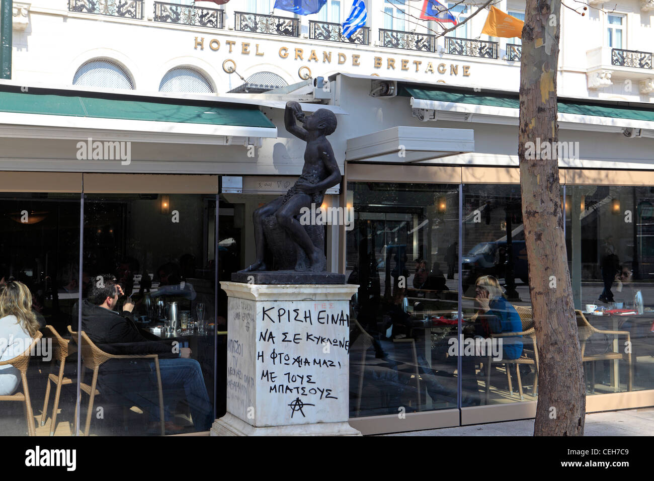 Grecia Atene piazza Syntagma graffiti su una statua dal grande bretagne hotel Foto Stock