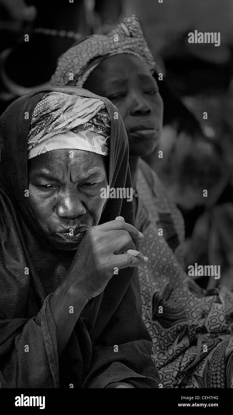 Gambiana uomo/donna in un mercato di strada in Gambia,la foto è a colori. Foto Stock