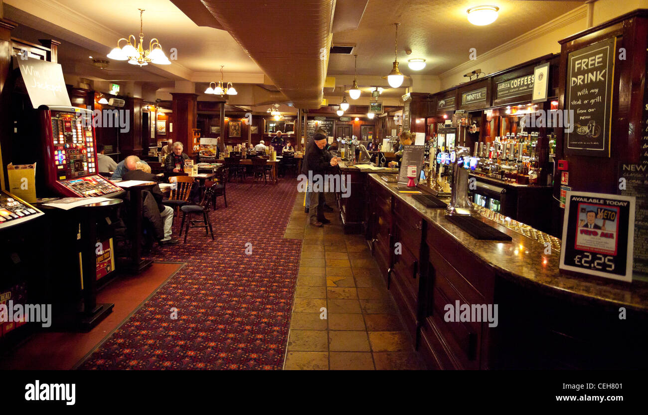 Pub inglese interno, Londra, Inghilterra, Regno Unito. Foto Stock