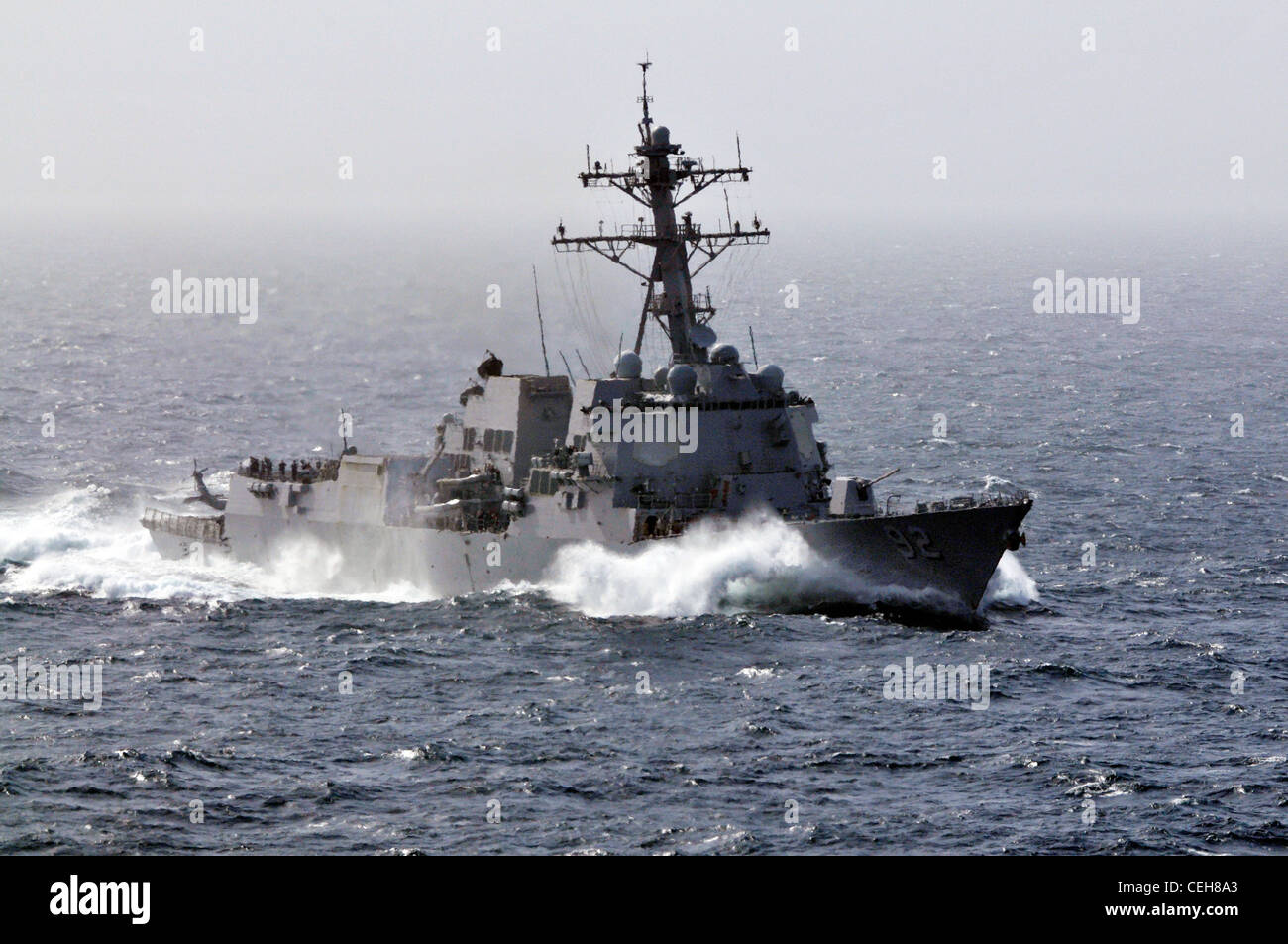 Il cacciatorpediniere missilistico guidato di classe Arleigh Momsen si allontana con la portaerei di classe Nimitz USS Carl Vinson, non raffigurata. Carl Vinson e Carrier Air Wing (CVW) 17 sono distribuiti nell'area di responsabilità della 5a flotta statunitense. Foto Stock