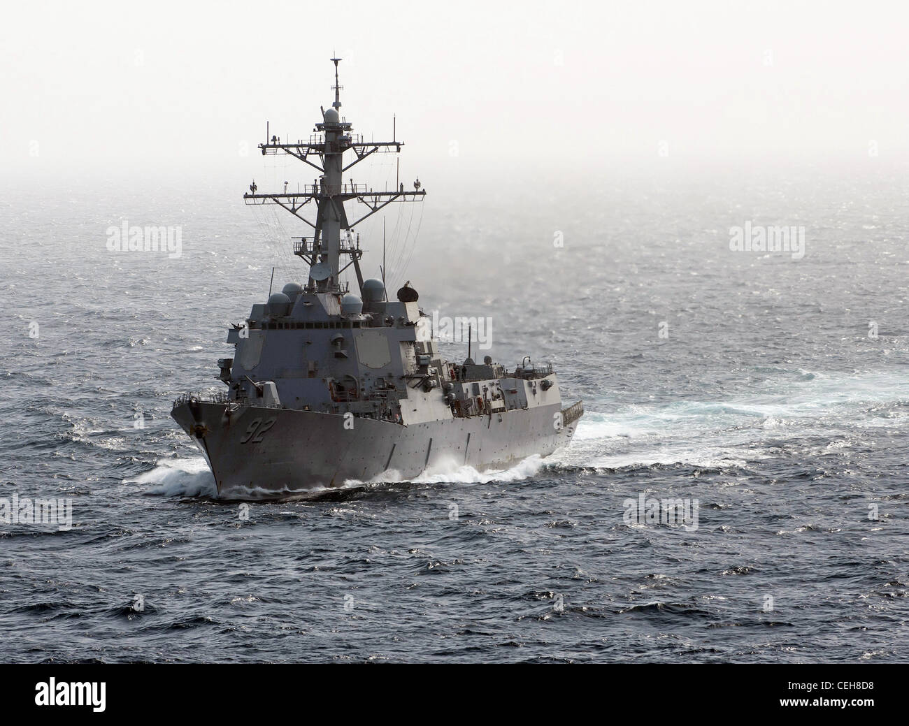 Il cacciatorpediniere missilistico guidato di classe Arleigh Momsen arriva a fianco della portaerei di classe Nimitz USS Carl Vinson, non raffigurata. Carl Vinson e Carrier Air Wing (CVW) 17 sono distribuiti nell'area di responsabilità della 5a flotta statunitense. Foto Stock