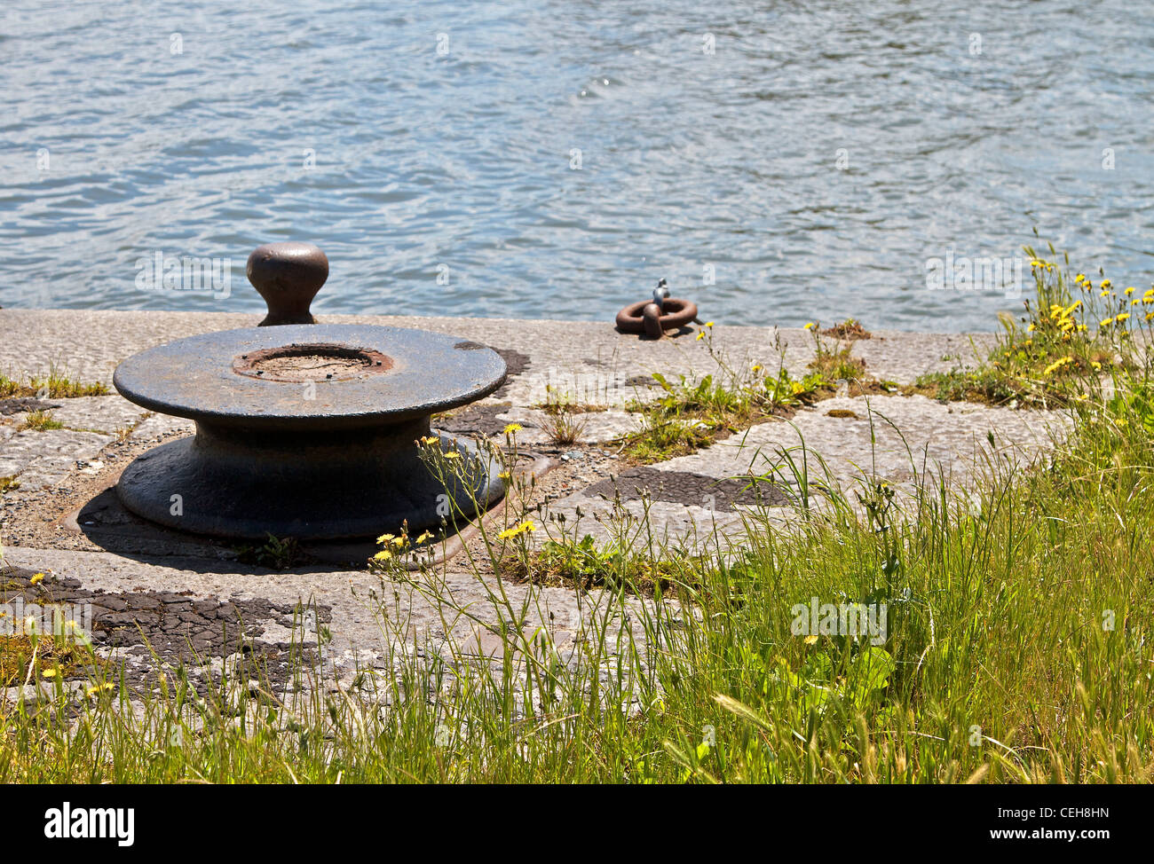 Argano e anello di ormeggio a Birkenhead Docks, Merseyside Foto Stock