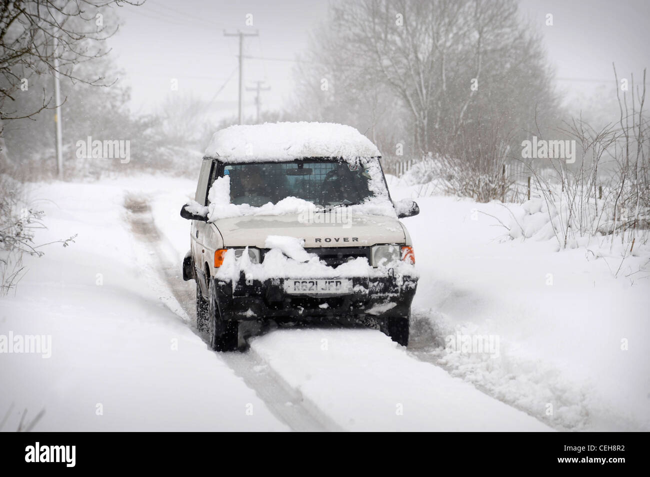 Un Land Rover 4x4 su una corsia in condizioni di neve nel GLOUCESTERSHIRE REGNO UNITO Foto Stock
