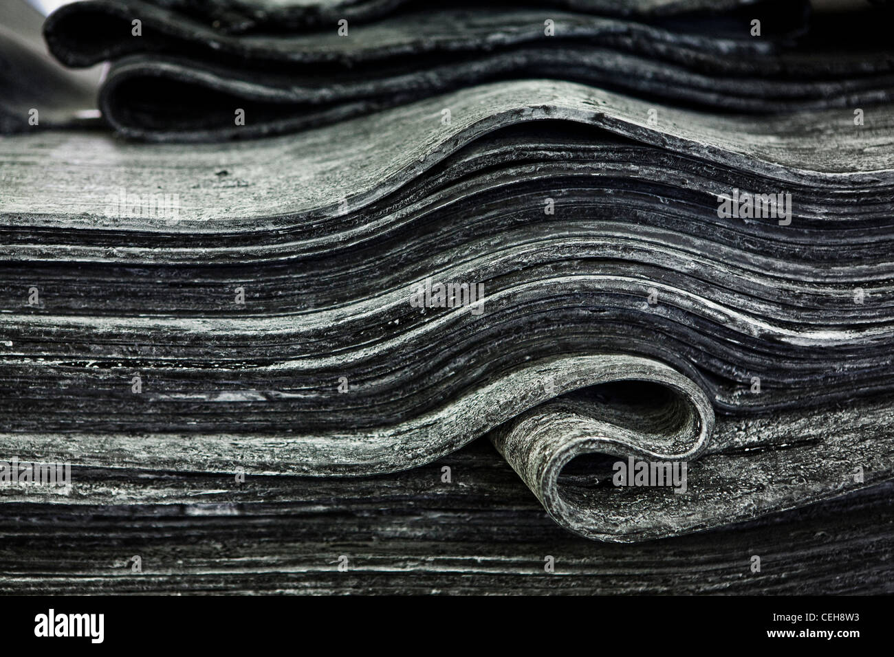 Pila di gomma nera fogli all'Hutchinson fabbrica di pneumatici Foto Stock