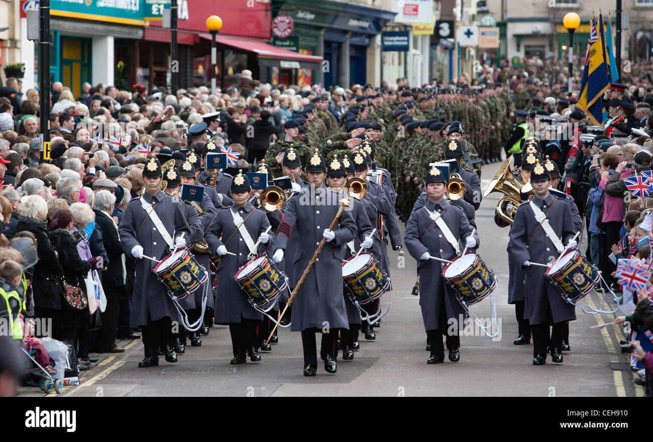 Il 9° Reggimento Royal Logistica Corps March attraverso Chippenham per una banda di ottoni mentre le famiglie, amici e Residenti guarda sulla. Foto Stock