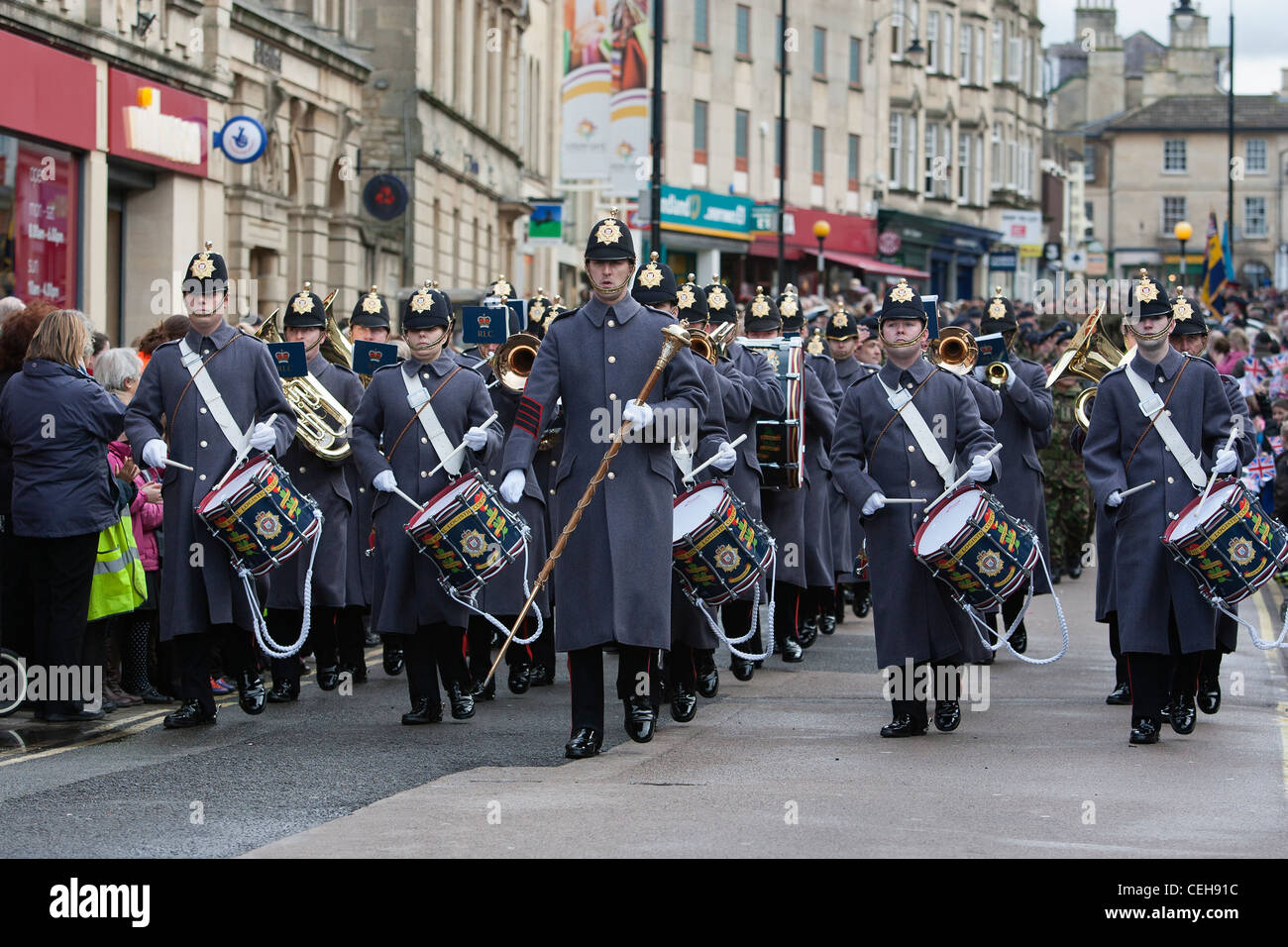 Il 9° Reggimento Royal Logistica Corps March attraverso Chippenham per una banda di ottoni mentre le famiglie, amici e Residenti guarda sulla. Foto Stock