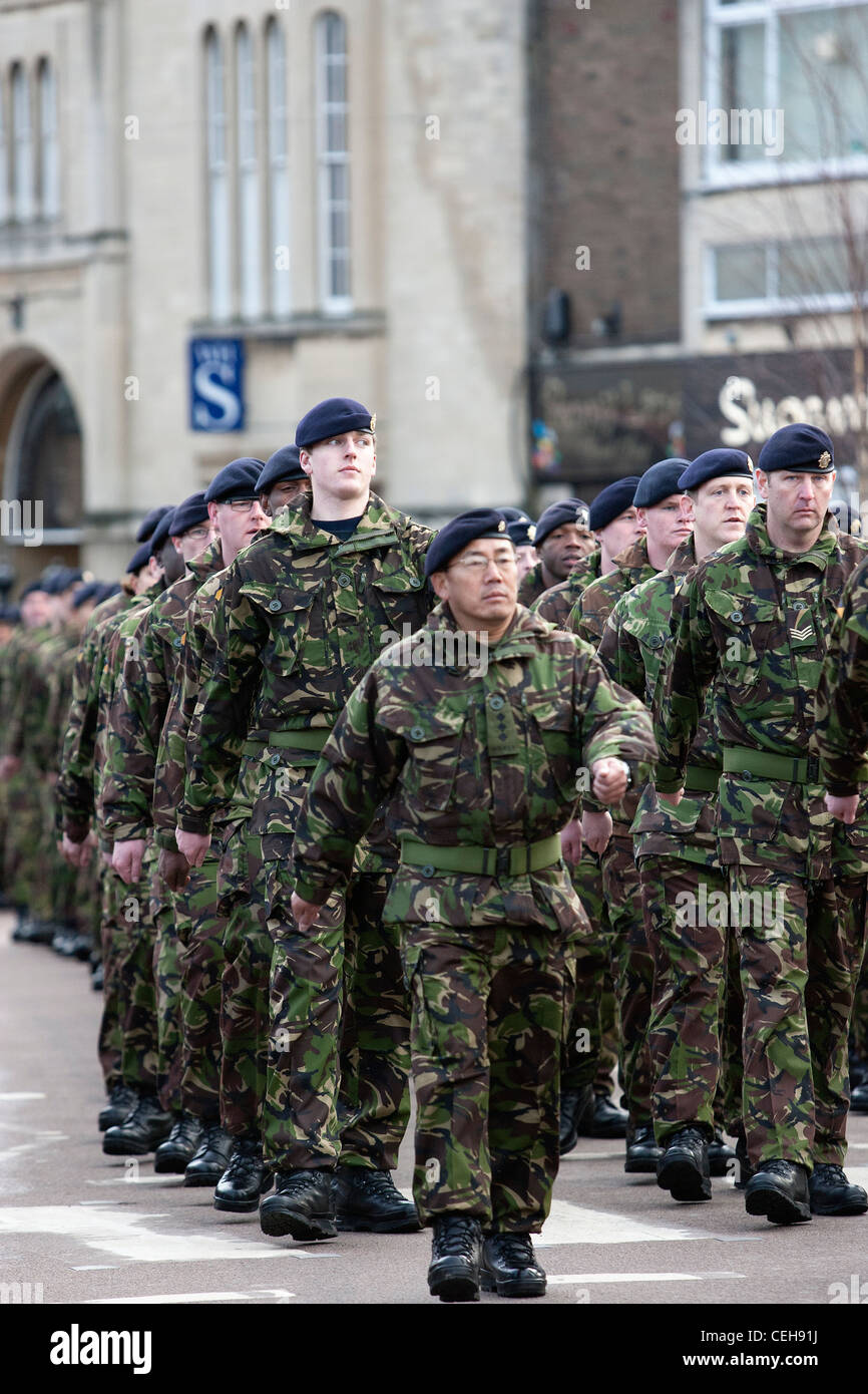 Soldati dal 9° Reggimento Royal Logistica Corps March attraverso Chippenham mentre le famiglie, amici e Residenti guarda sulla. Foto Stock