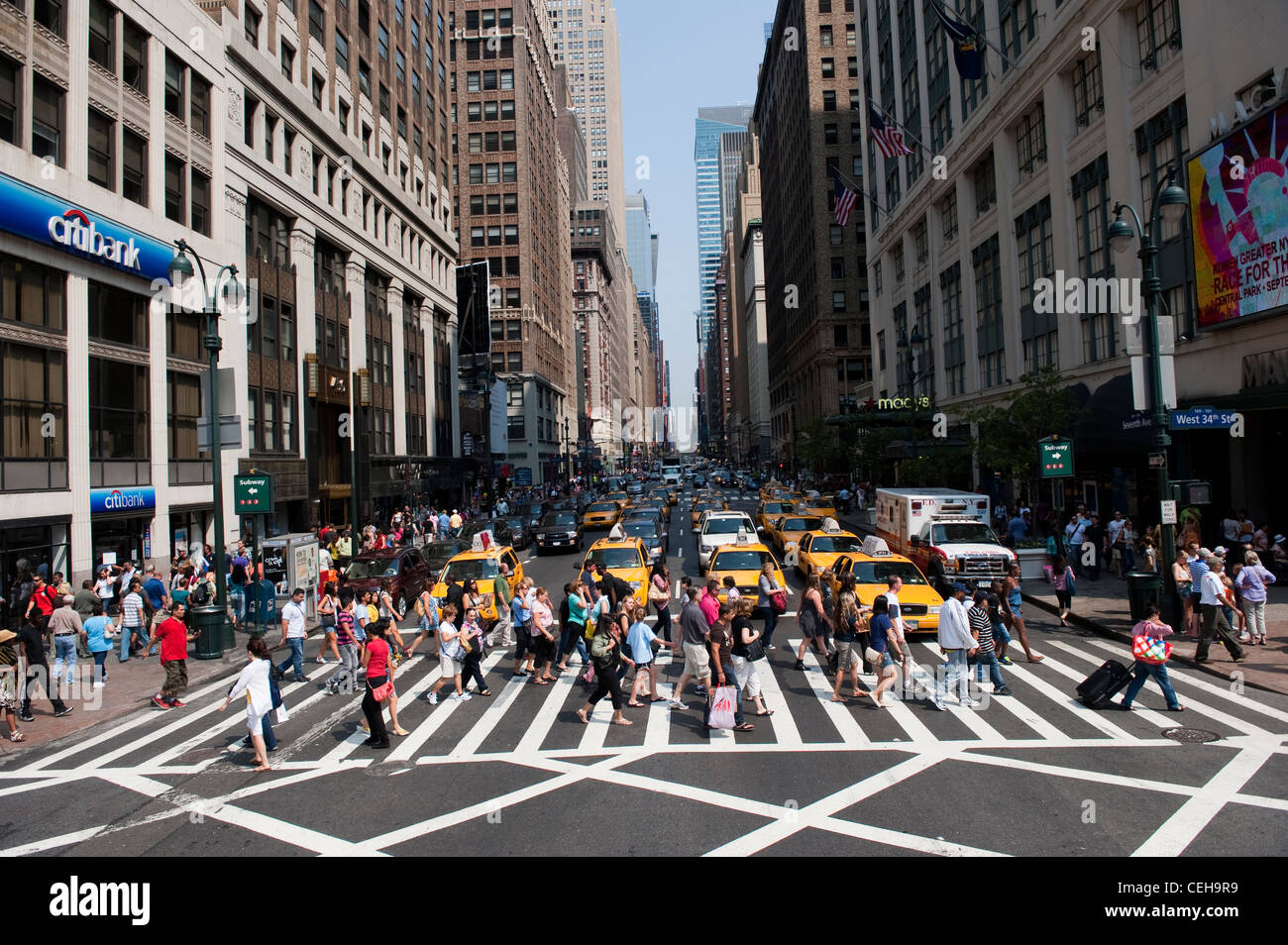Pedoni che attraversano road a West 34th Street, New York Foto Stock