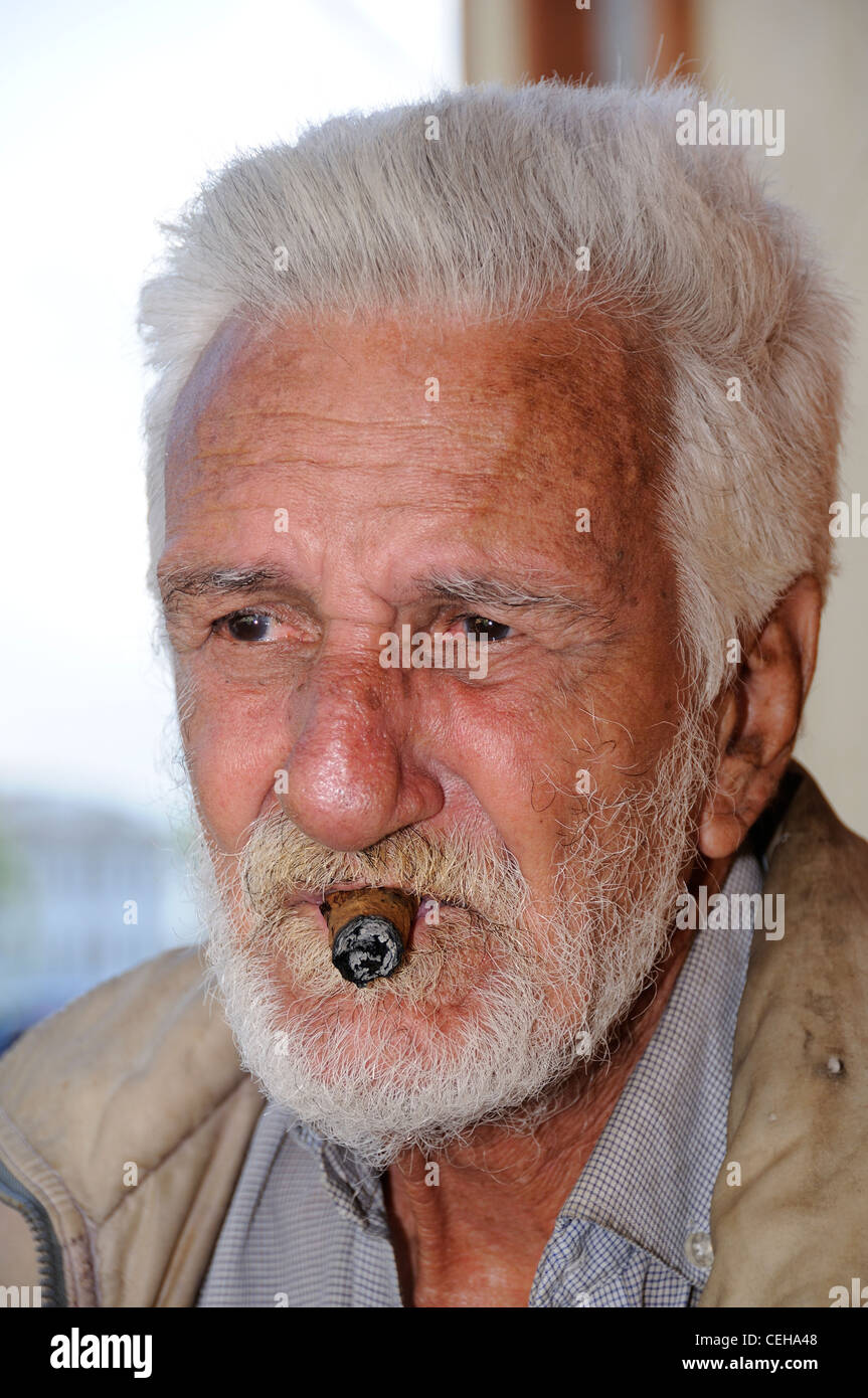 Il vecchio uomo godendo di sigaro cubano, uomo fuma sigari, La Habana, la città capitale di Havana, Cuba, Caraibi Foto Stock