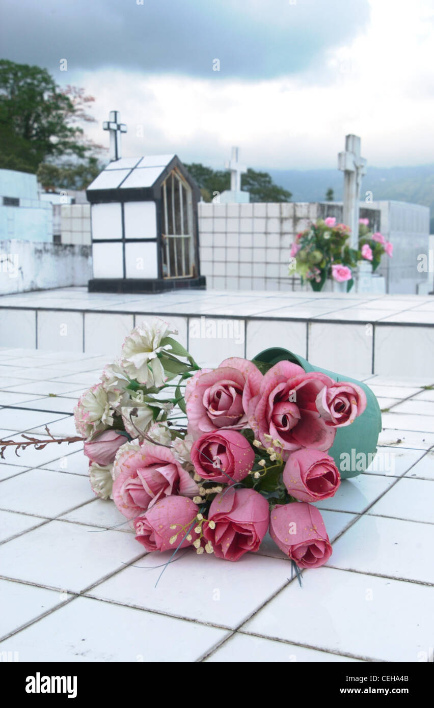 In piastrelle bianche cimitero con fiori in Turrialba, Costa Rica. Foto Stock