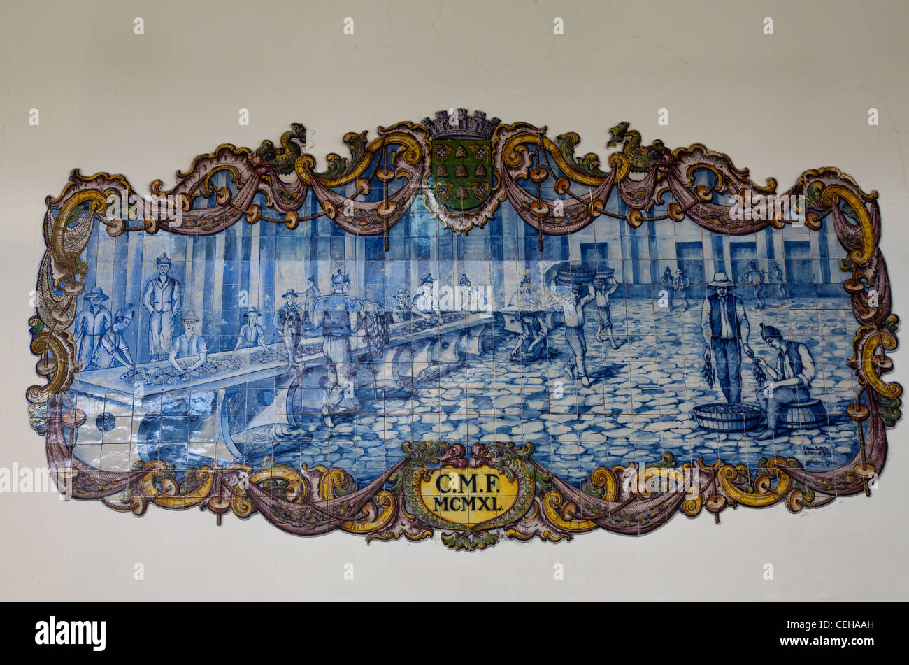 Piastrellatura murale di scena del mercato e Funchal paesaggio, Mercado dos Lavradores, Madeira, Portogallo. Foto Stock