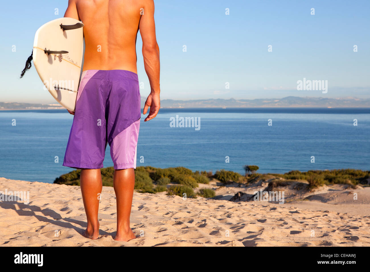 Surfer sulla sabbia Foto Stock