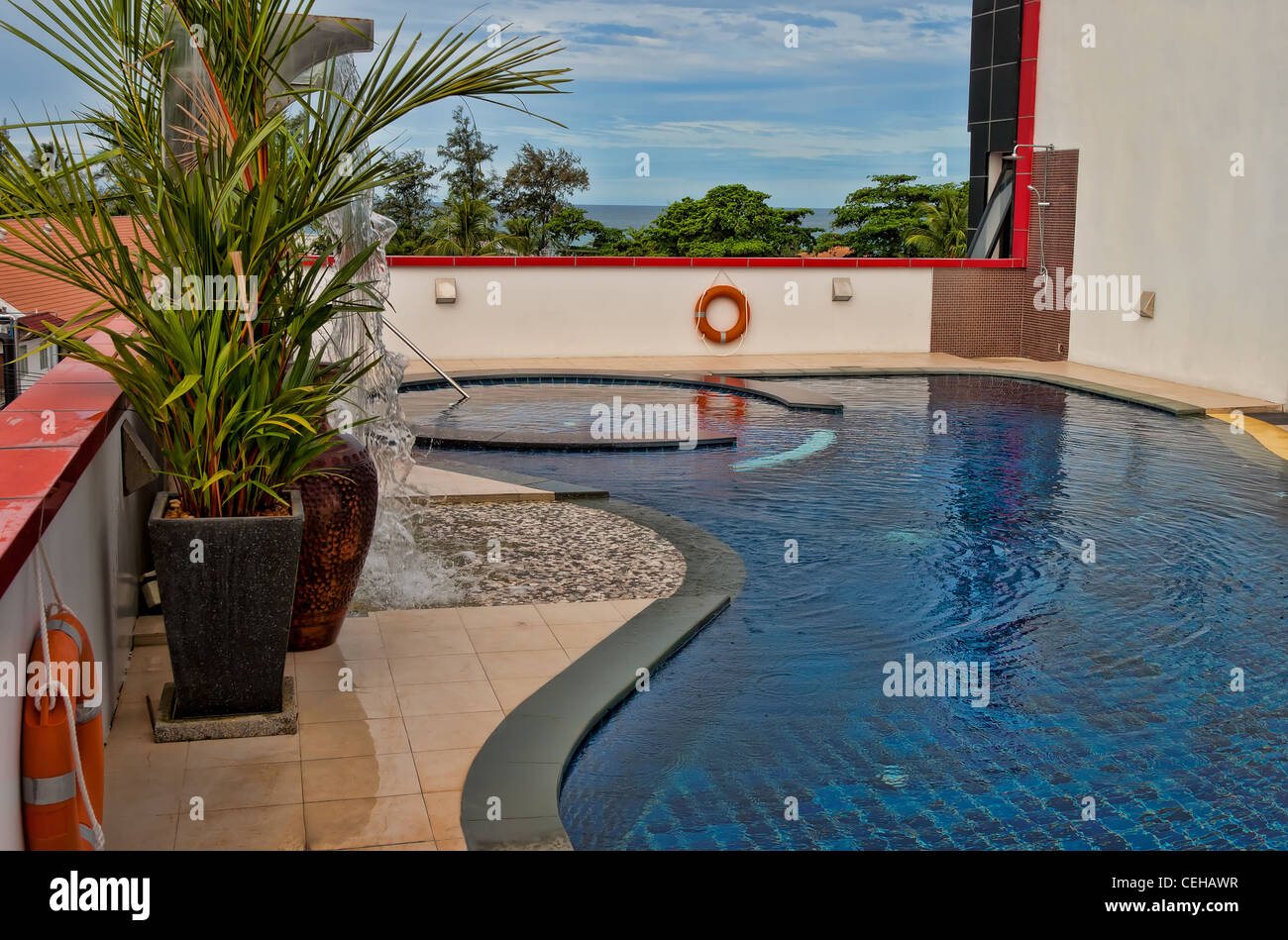 La piscina sul tetto dell'hotel con vista del cielo Foto Stock