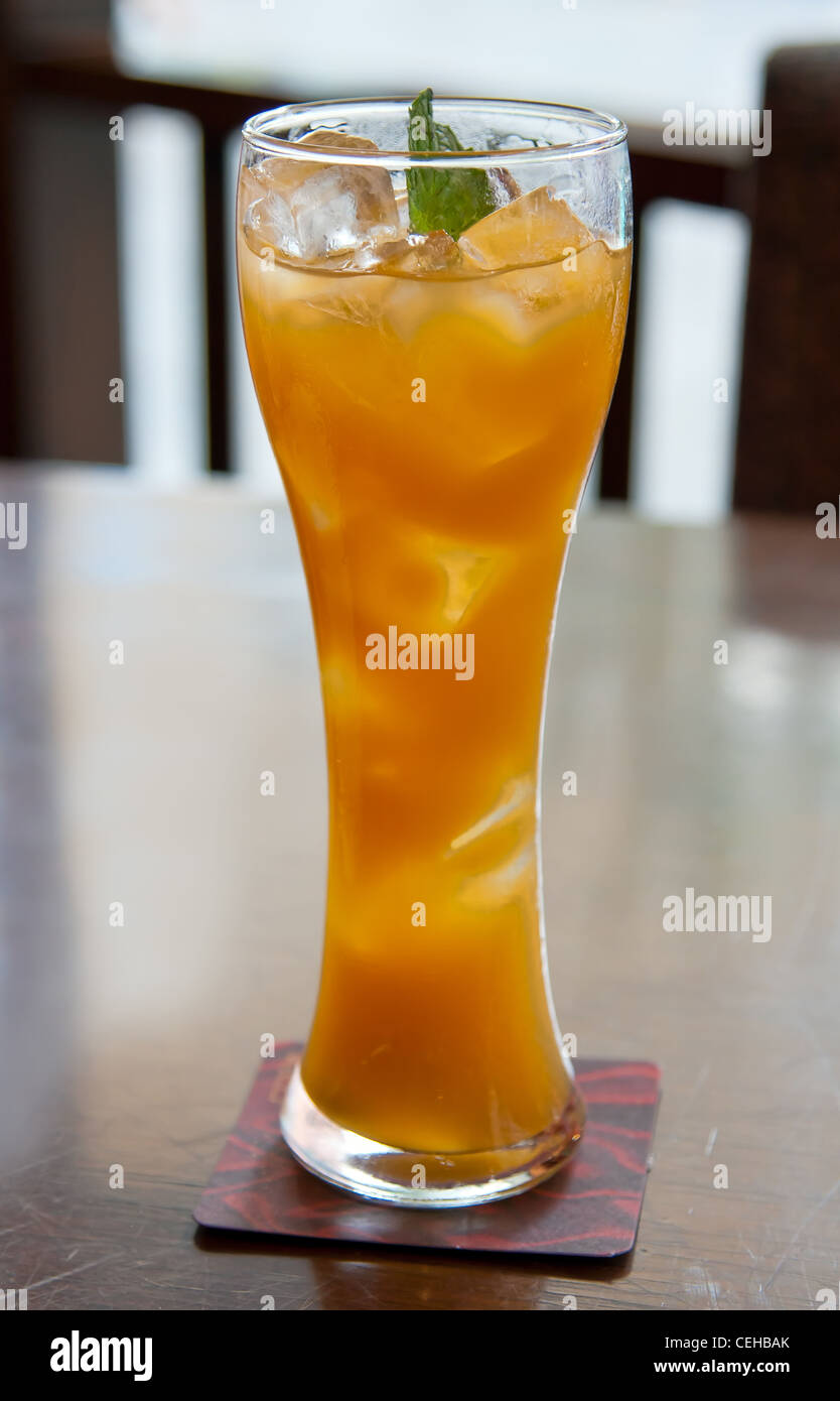 Cocktail Succo Di Mango Con Cubetti Di Ghiaccio Nel Bicchiere Foto Stock Alamy