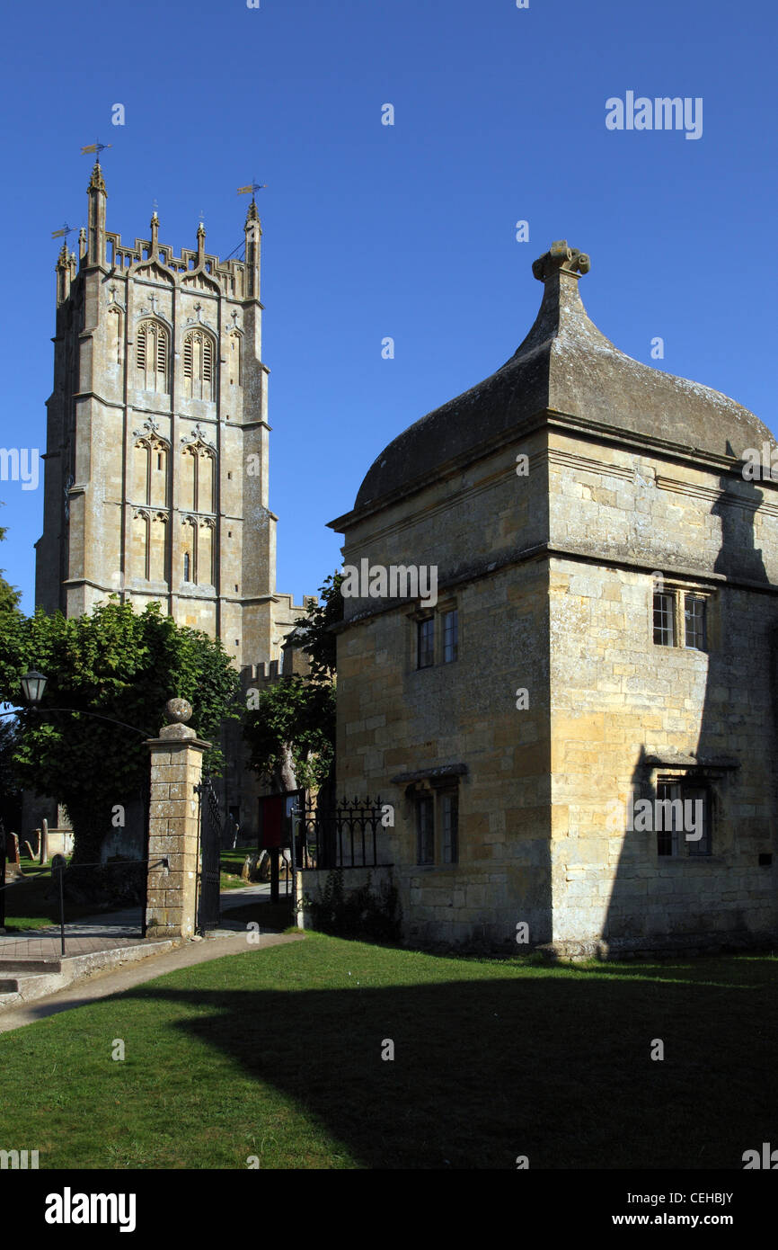 Gateway di Campden House con St James' Chiesa accanto a Chipping Campden, un grazioso villaggio Costwold città Foto Stock