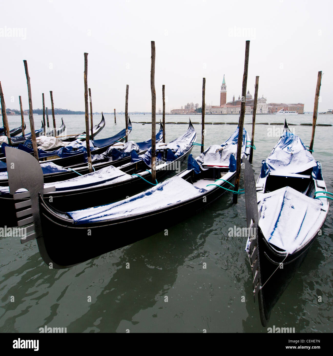 Vista invernale delle gondole ormeggiate nei pressi di San Marco a Venezia Italia Foto Stock