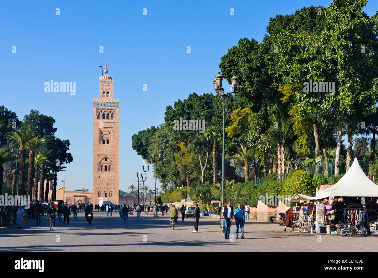 Il minareto della Moschea Koutoubia da luogo Foucauld conduce da Djemaa el Fna sqare, Marrakech, Marocco, Africa del Nord Foto Stock