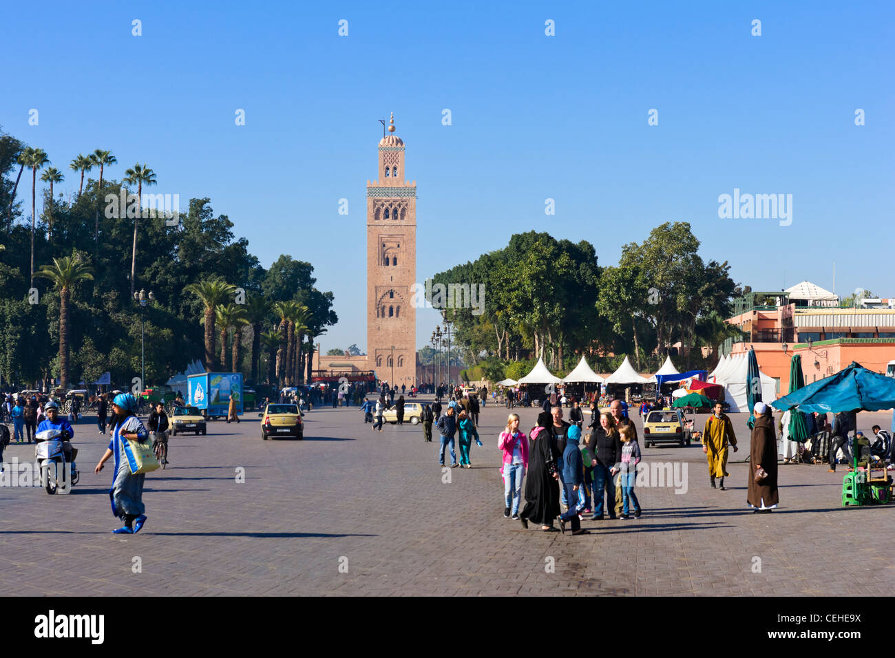 Il minareto della Moschea Koutoubia da Djemaa el Fna sqare, Marrakech, Marocco, Africa del Nord Foto Stock