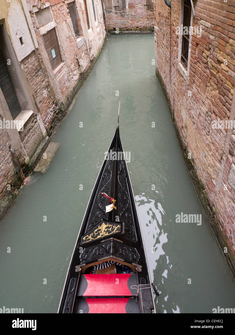 In gondola su un piccolo canale a Venezia Italia Foto Stock