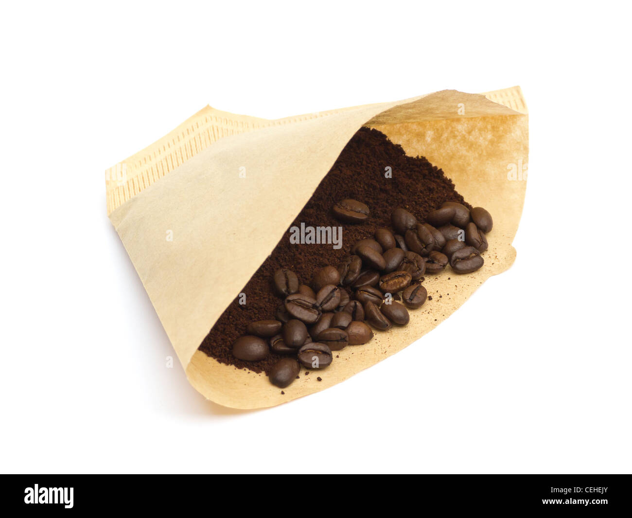 Filtro di caffè con fagioli e polvere Foto Stock