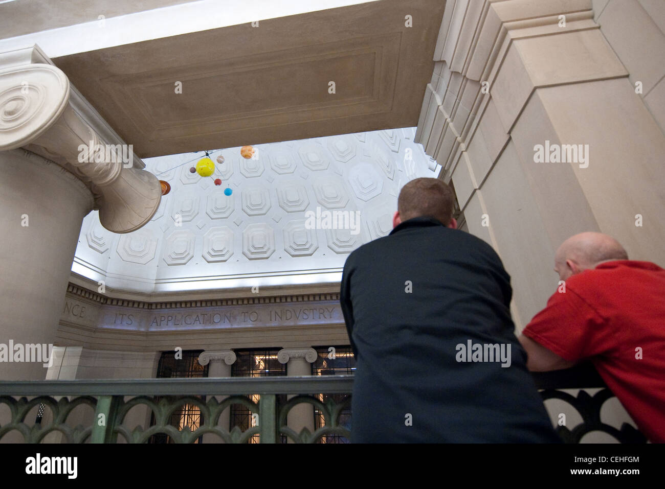 Due lavoratori delle strutture del MIT (che rifiutavano di dare i loro nomi) si staccano momentaneamente dal lavoro per ammirare il hack. Foto Stock