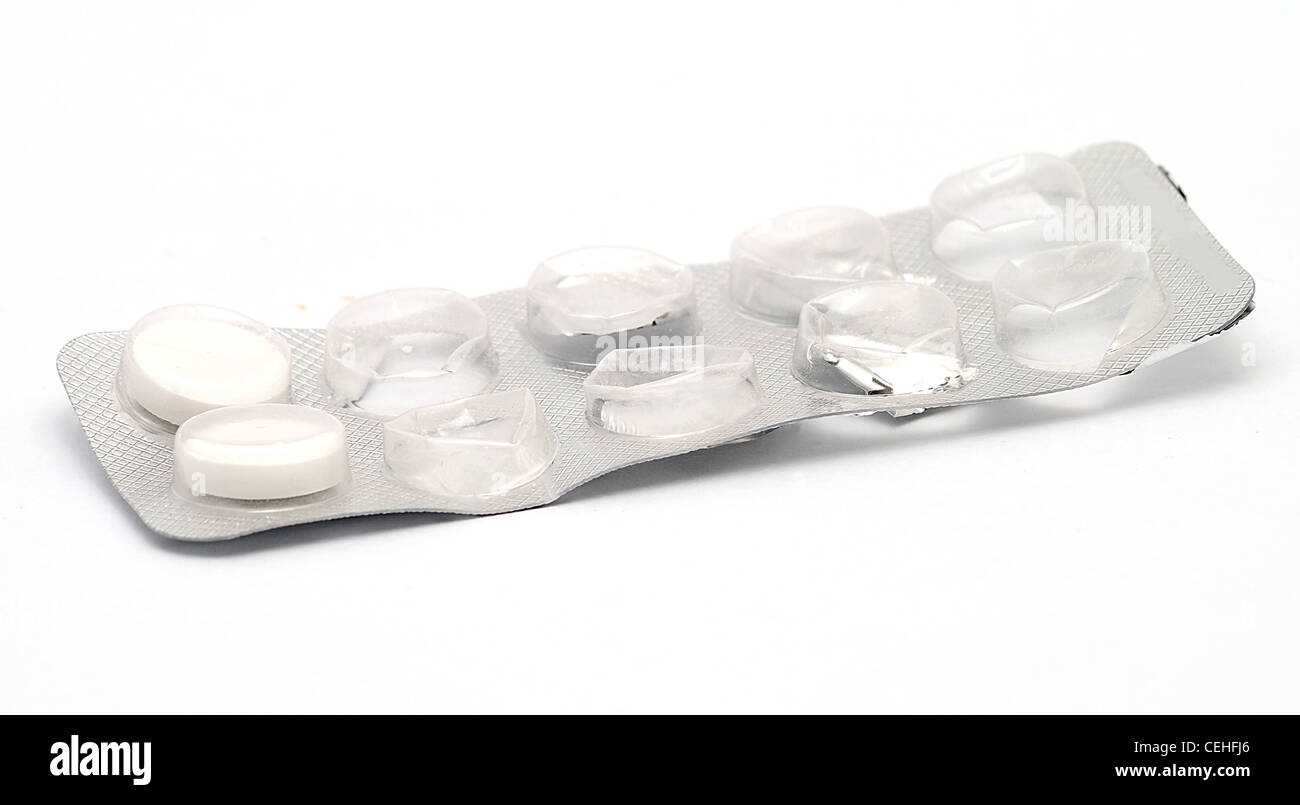 Pillole di bianco in aperta la casella grigia su sfondo bianco. Foto Stock