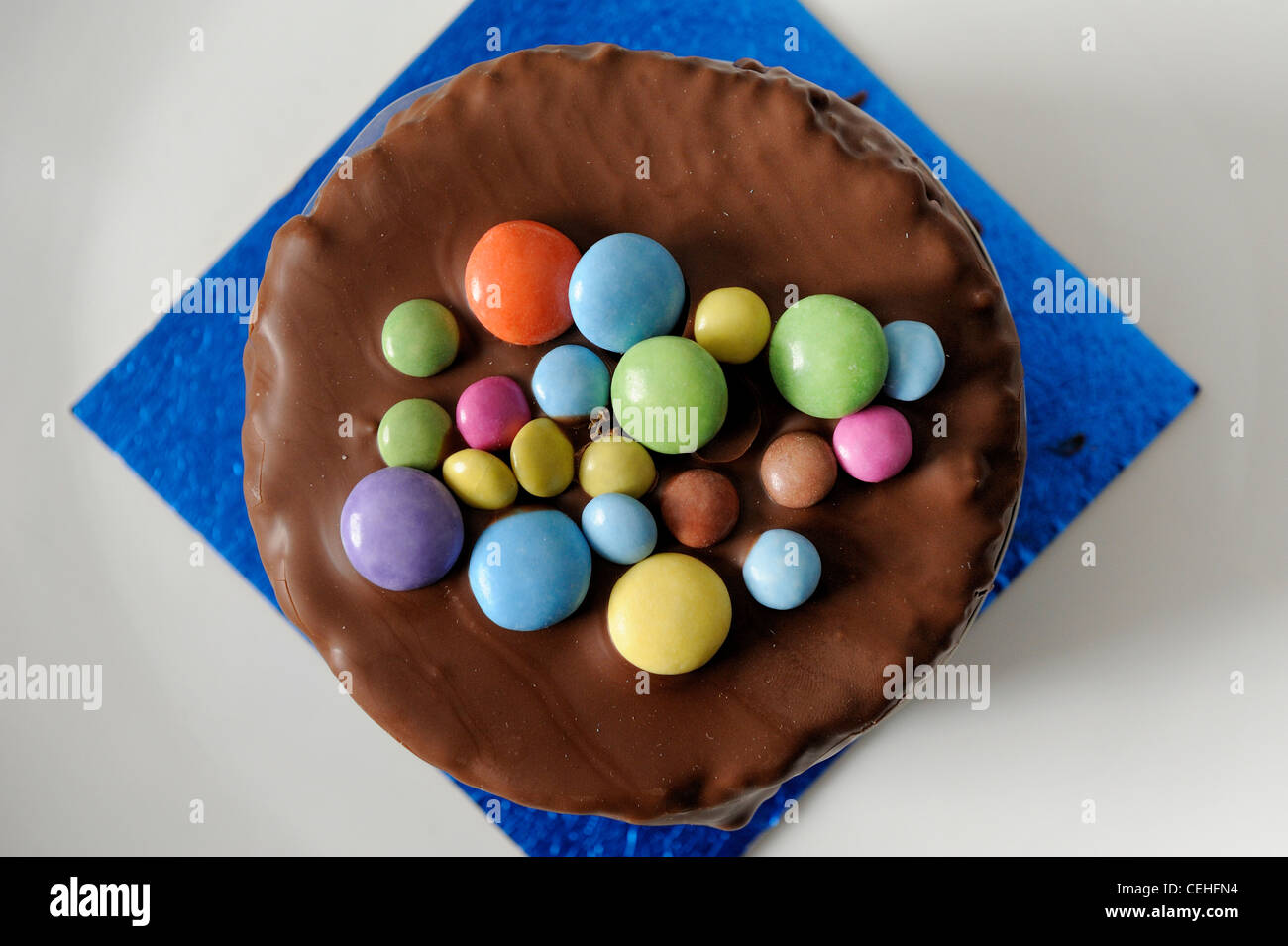 Smarties mini novità cioccolato torta di compleanno Foto Stock