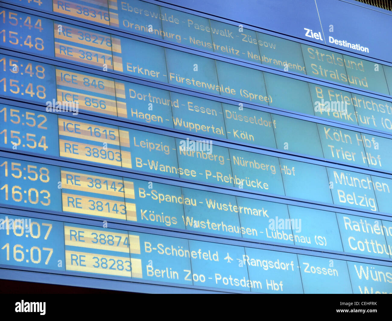Calendario nella schermata di visualizzazione degli arrivi e delle partenze in corrispondenza della stazione o aeroporto Foto Stock